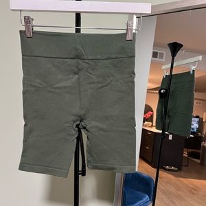 Fabletics Cloud Seamless High-Waisted 7" Short - Safari Green - S